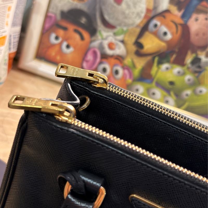 Prada Galleria nano 殺手包 （小號）黑金防刮牛皮-12