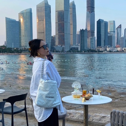 CHANEL白色22bag後背包29*34*8 98新配件塵袋