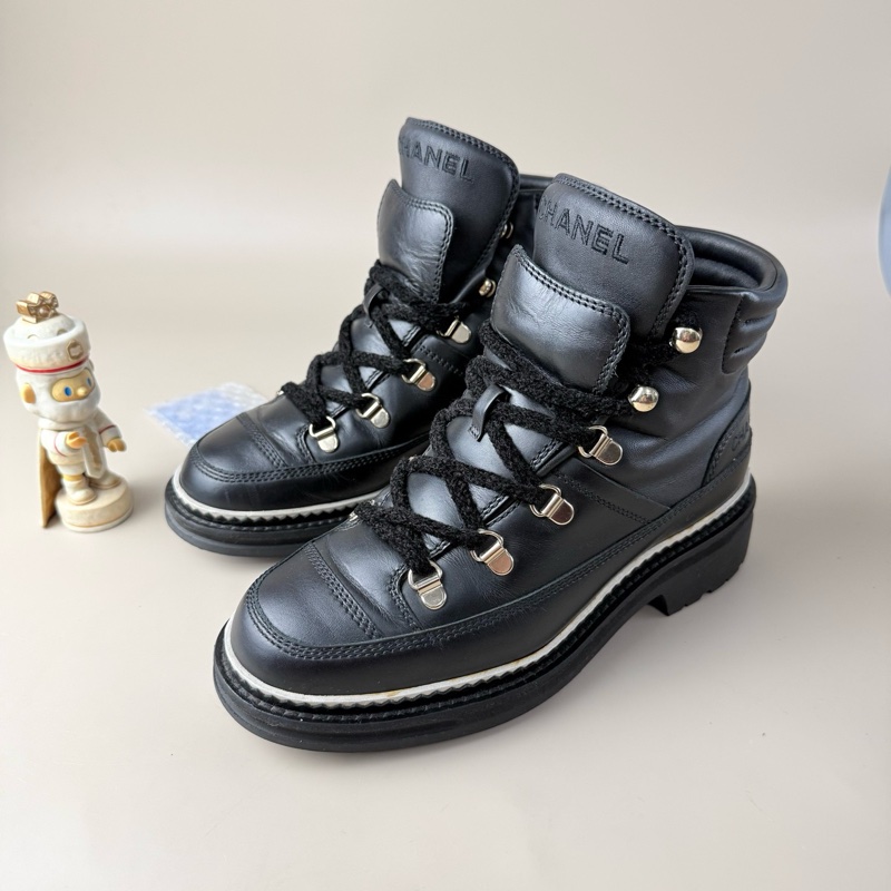 CHANEL香奈兒 黑金字母綁帶短靴 36.5碼-0