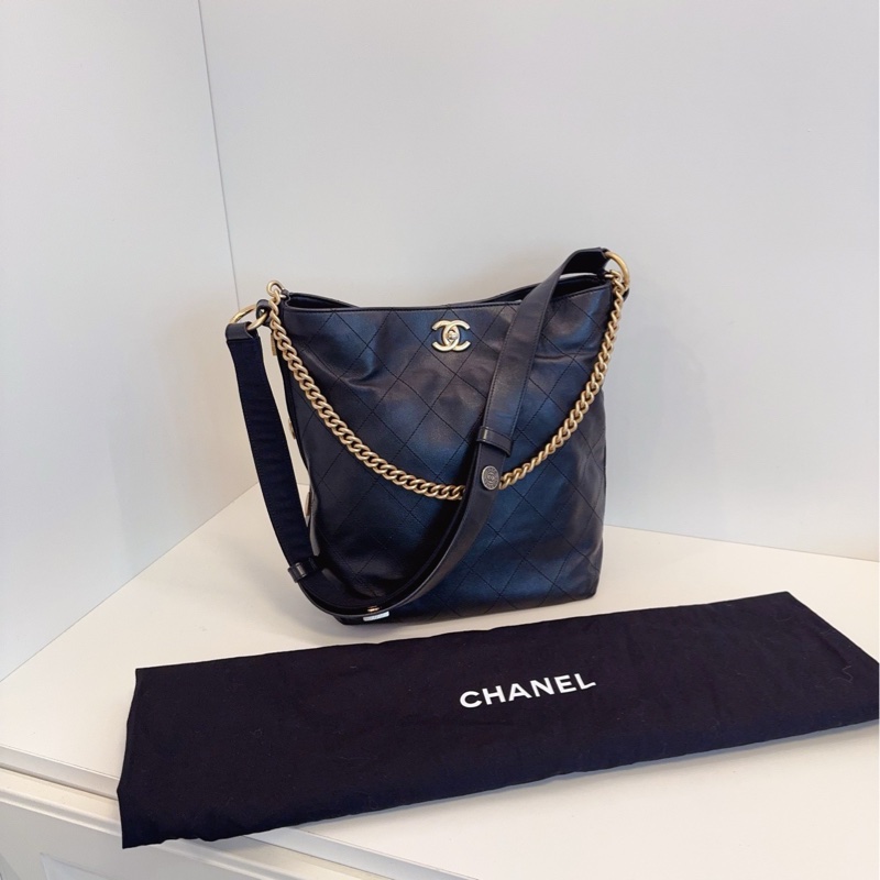 Chanel香奈兒 黑金嬉皮士徽章水桶包-0