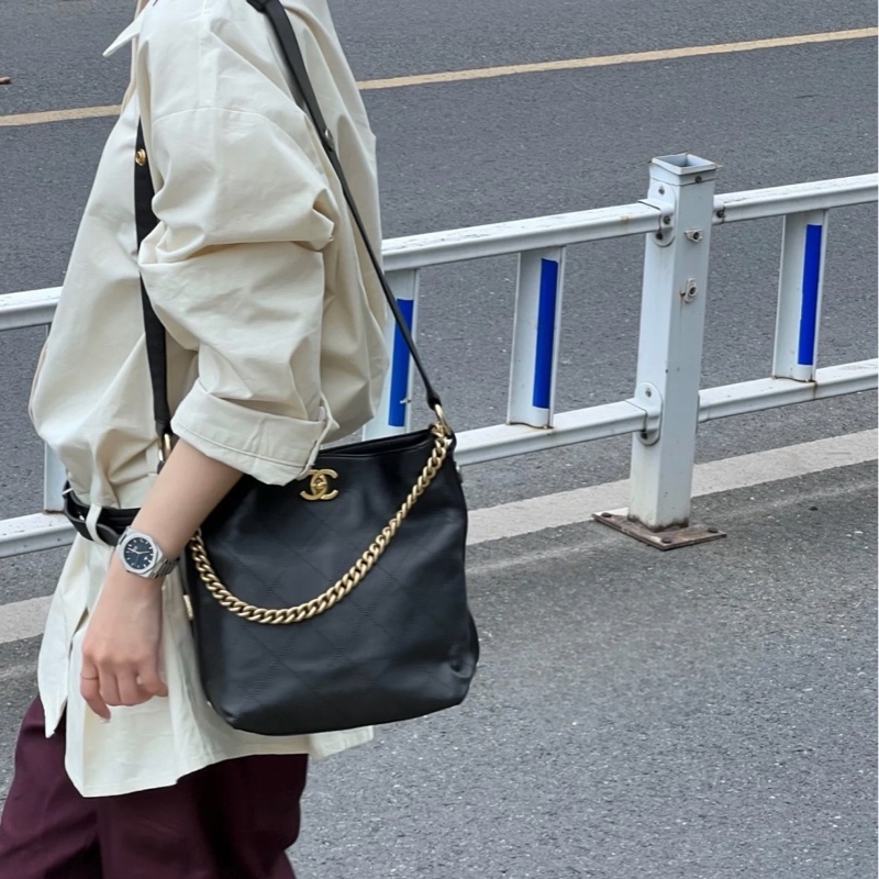 Chanel香奈兒 黑金嬉皮士徽章水桶包-3