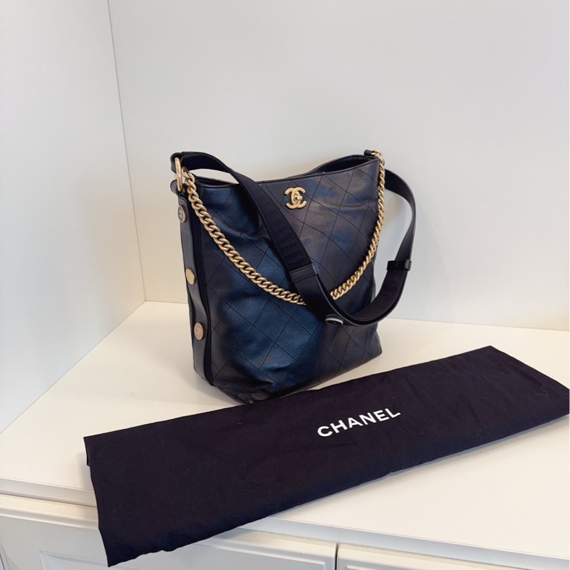 Chanel香奈兒 黑金嬉皮士徽章水桶包-4
