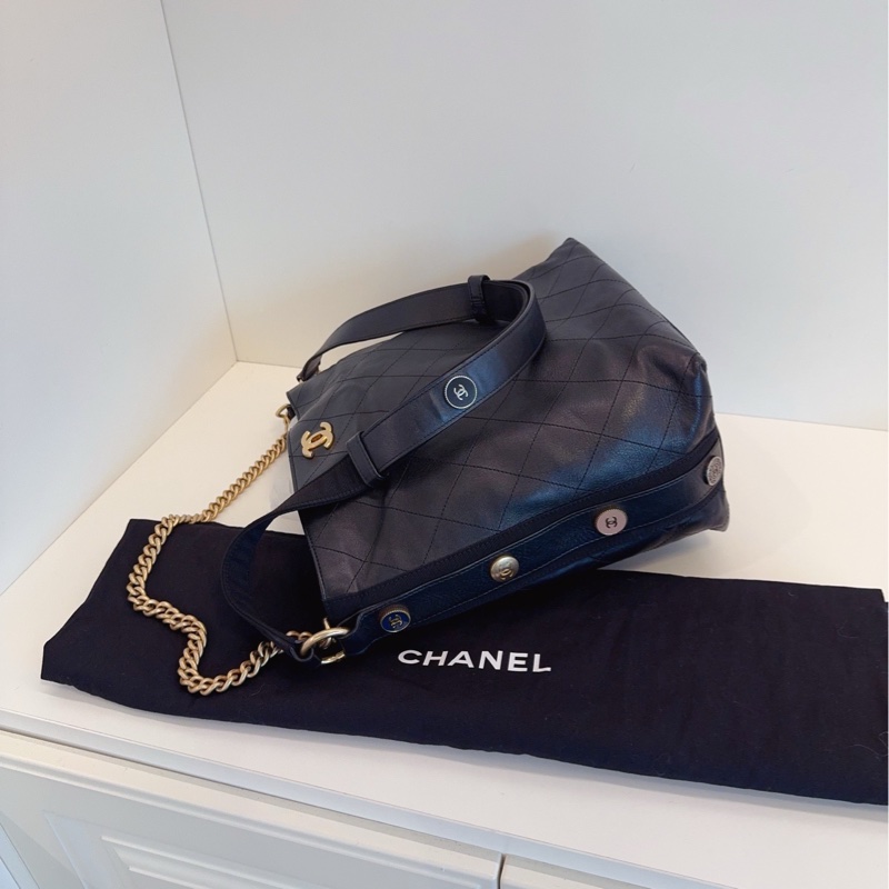 Chanel香奈兒 黑金嬉皮士徽章水桶包-5