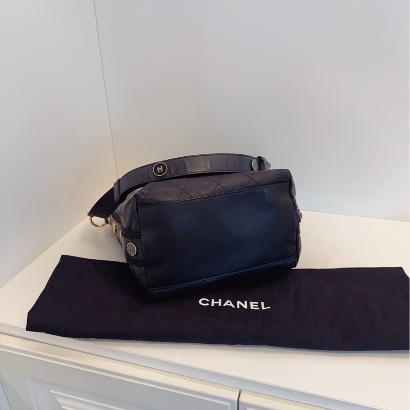 Chanel香奈兒 黑金嬉皮士徽章水桶包-6