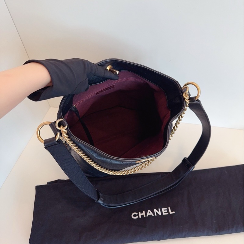 Chanel香奈兒 黑金嬉皮士徽章水桶包-8