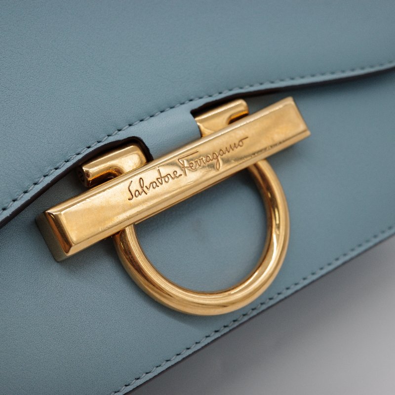 （ 很新很美 💙多分層）Salvatore Ferragamo 菲拉格慕 Joanne 淺藍色 光面小牛皮 翻蓋包 斜背包 風琴包-8