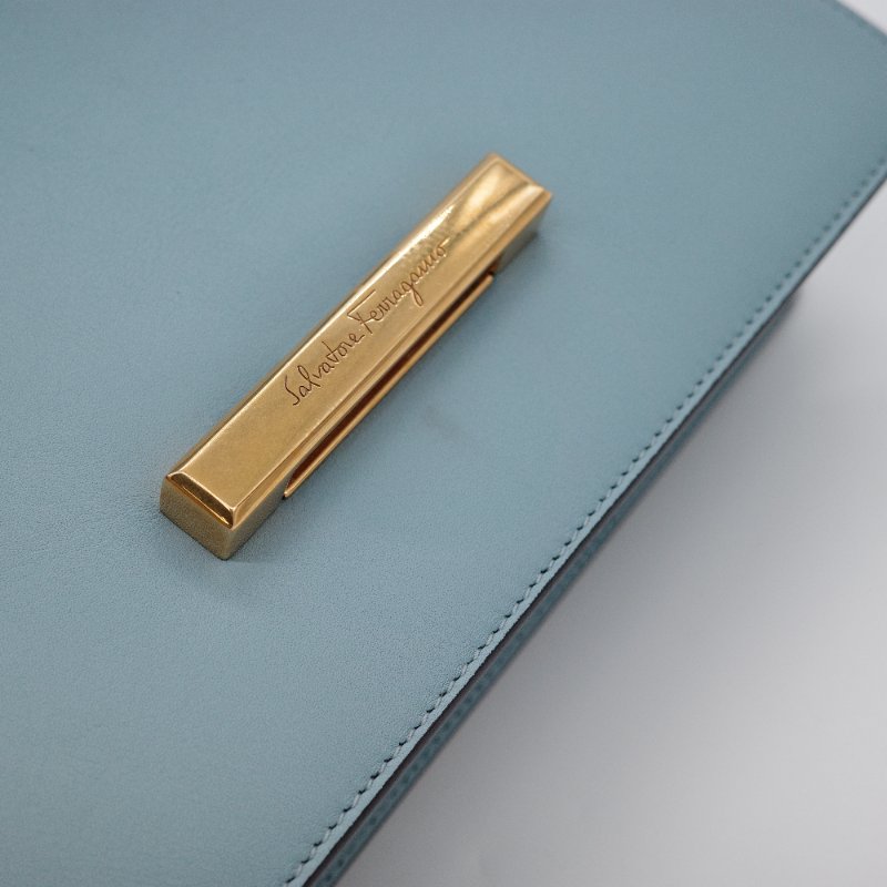（ 很新很美 💙多分層）Salvatore Ferragamo 菲拉格慕 Joanne 淺藍色 光面小牛皮 翻蓋包 斜背包 風琴包-9