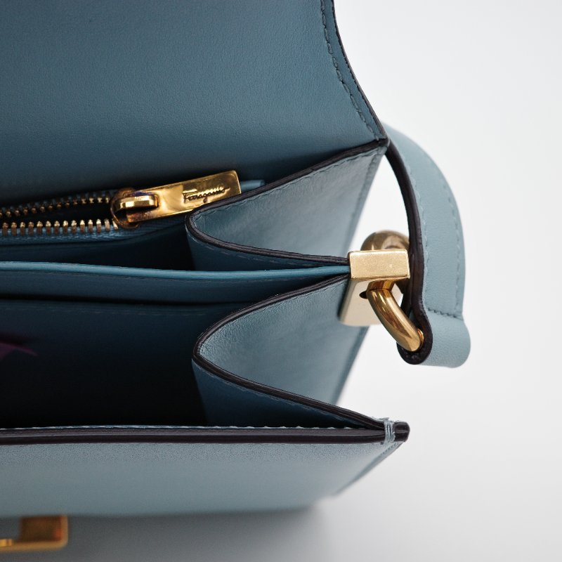 （ 很新很美 💙多分層）Salvatore Ferragamo 菲拉格慕 Joanne 淺藍色 光面小牛皮 翻蓋包 斜背包 風琴包-10