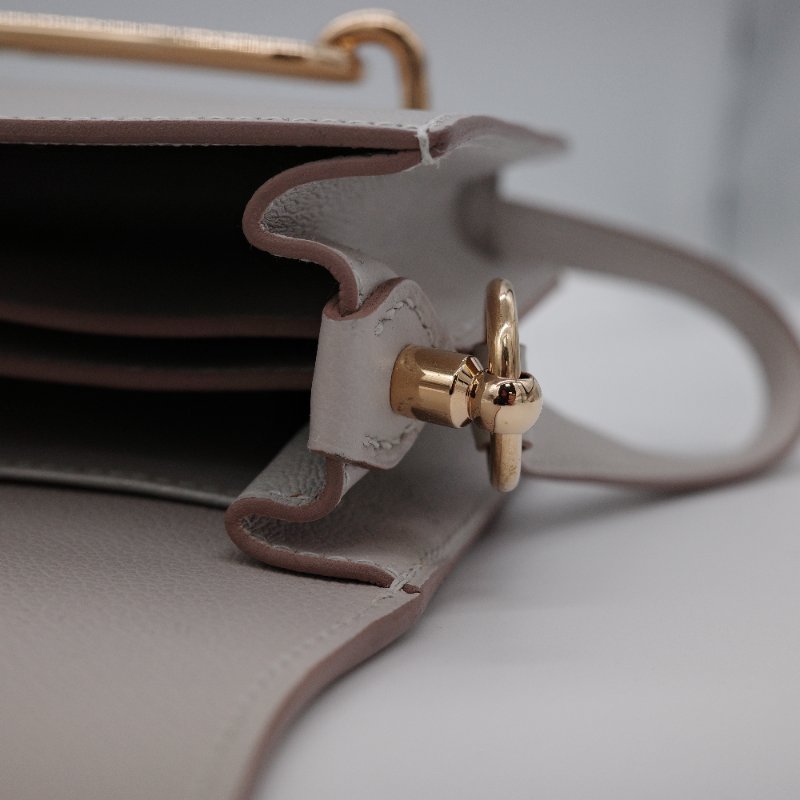 Hermès愛馬仕 Sac Roulis 18 D刻 珍珠灰 牛皮 斜背包 豬鼻子包-10