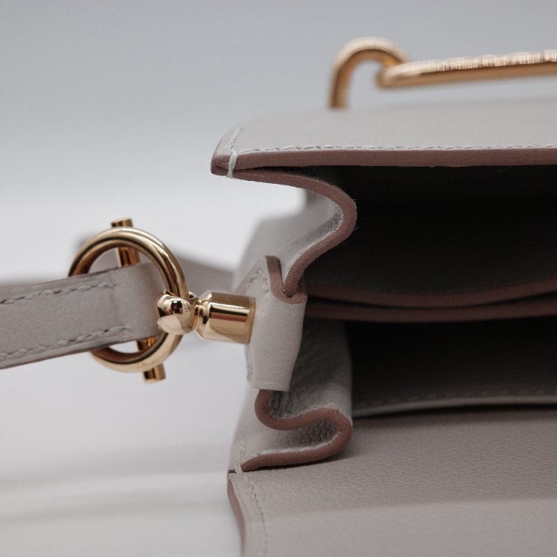 Hermès愛馬仕 Sac Roulis 18 D刻 珍珠灰 牛皮 斜背包 豬鼻子包-11