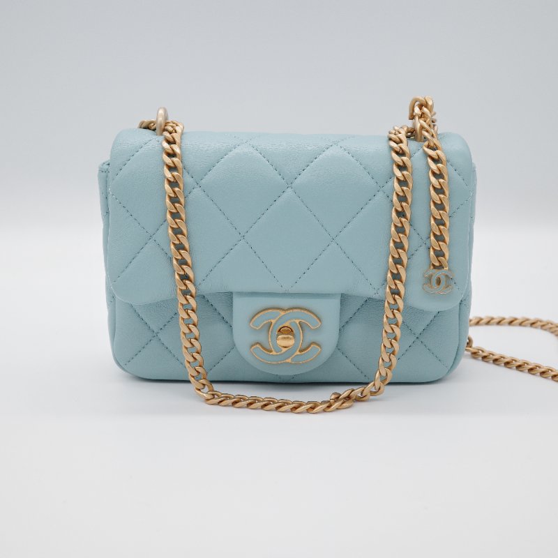 （💙22 春夏絕美限量款💙）Chanel 香奈兒 方胖子 淡藍色 寶寶藍  琺瑯CC 扣 山羊皮絎縫 口蓋包  鍊條包 翻蓋包-1