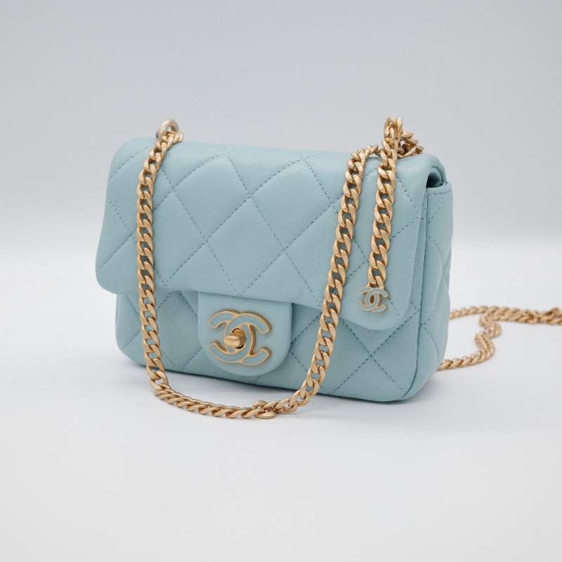 （💙22 春夏絕美限量款💙）Chanel 香奈兒 方胖子 淡藍色 寶寶藍  琺瑯CC 扣 山羊皮絎縫 口蓋包  鍊條包 翻蓋包-2
