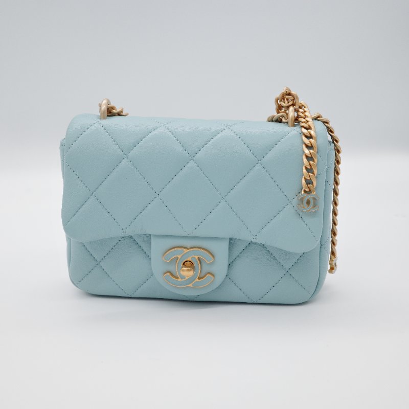 （💙22 春夏絕美限量款💙）Chanel 香奈兒 方胖子 淡藍色 寶寶藍  琺瑯CC 扣 山羊皮絎縫 口蓋包  鍊條包 翻蓋包-3