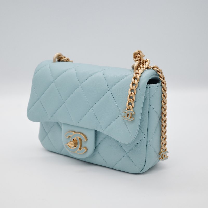 （💙22 春夏絕美限量款💙）Chanel 香奈兒 方胖子 淡藍色 寶寶藍  琺瑯CC 扣 山羊皮絎縫 口蓋包  鍊條包 翻蓋包-4