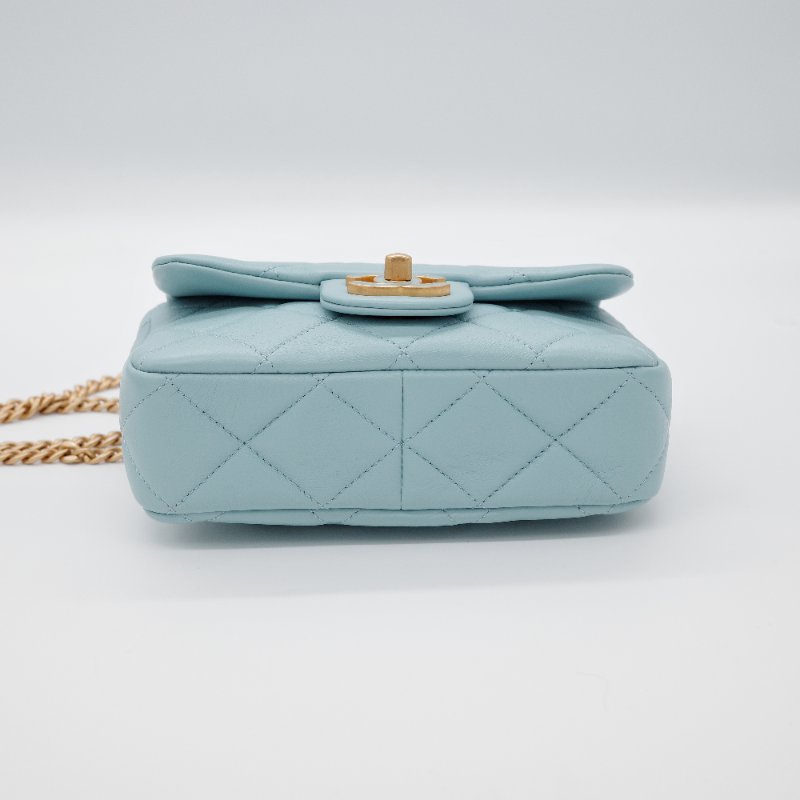 （💙22 春夏絕美限量款💙）Chanel 香奈兒 方胖子 淡藍色 寶寶藍  琺瑯CC 扣 山羊皮絎縫 口蓋包  鍊條包 翻蓋包-6