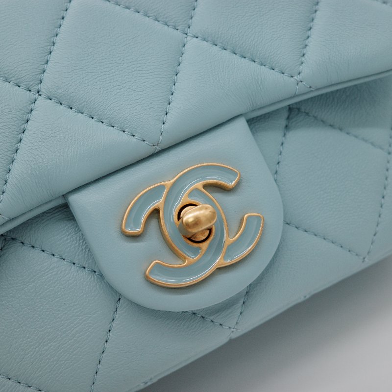 （💙22 春夏絕美限量款💙）Chanel 香奈兒 方胖子 淡藍色 寶寶藍  琺瑯CC 扣 山羊皮絎縫 口蓋包  鍊條包 翻蓋包-9