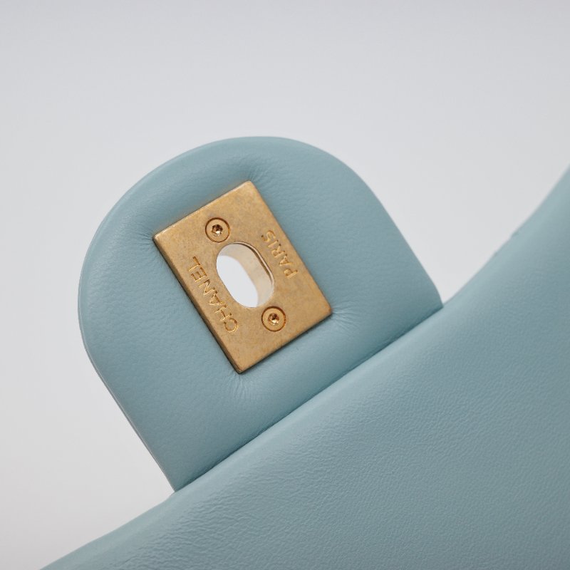 （💙22 春夏絕美限量款💙）Chanel 香奈兒 方胖子 淡藍色 寶寶藍  琺瑯CC 扣 山羊皮絎縫 口蓋包  鍊條包 翻蓋包-10