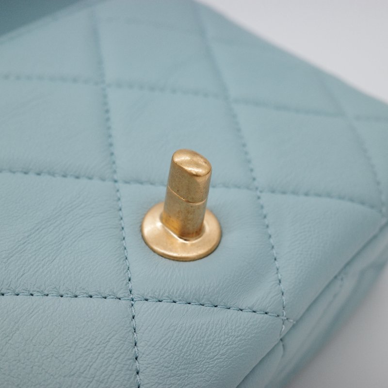 （💙22 春夏絕美限量款💙）Chanel 香奈兒 方胖子 淡藍色 寶寶藍  琺瑯CC 扣 山羊皮絎縫 口蓋包  鍊條包 翻蓋包-11