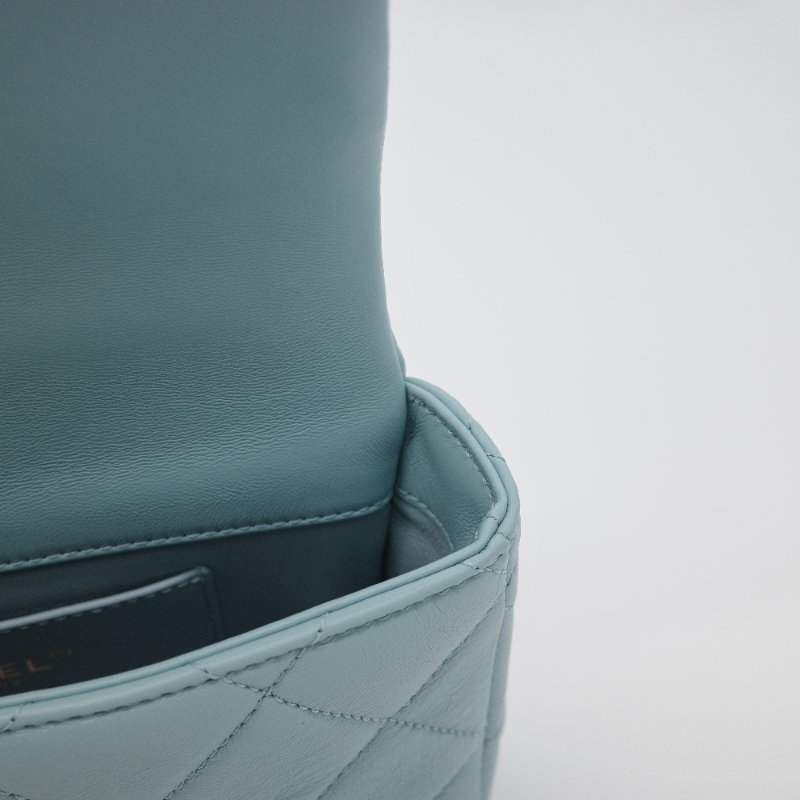 （💙22 春夏絕美限量款💙）Chanel 香奈兒 方胖子 淡藍色 寶寶藍  琺瑯CC 扣 山羊皮絎縫 口蓋包  鍊條包 翻蓋包-12