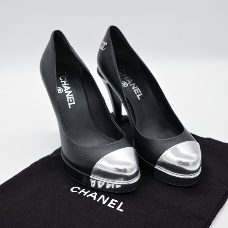 Chanel香奈兒 黑色皮革拼接銀色金屬 鞋頭高跟鞋-0
