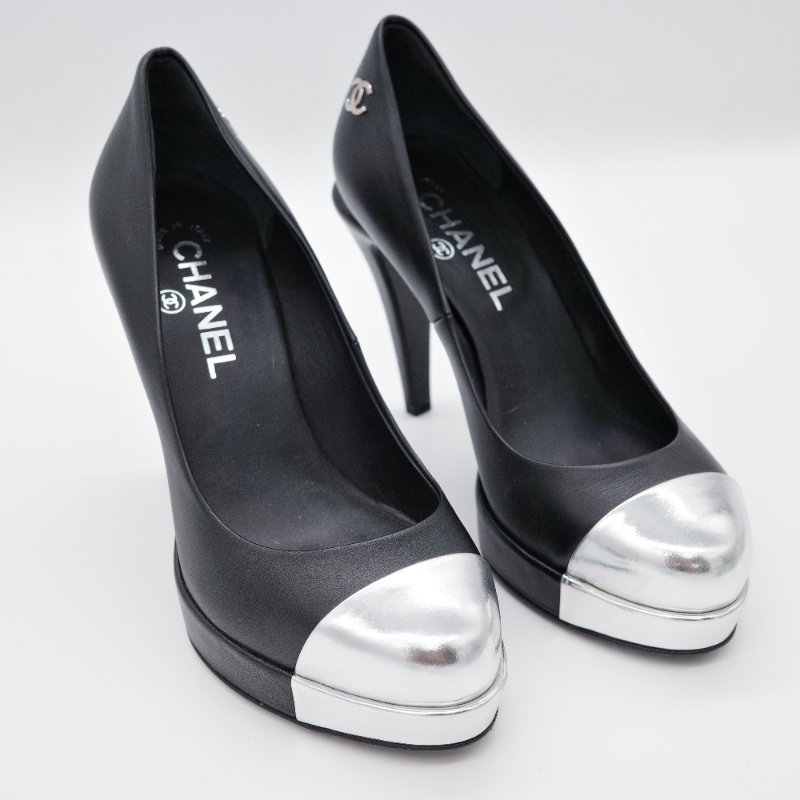 Chanel香奈兒 黑色皮革拼接銀色金屬 鞋頭高跟鞋-1