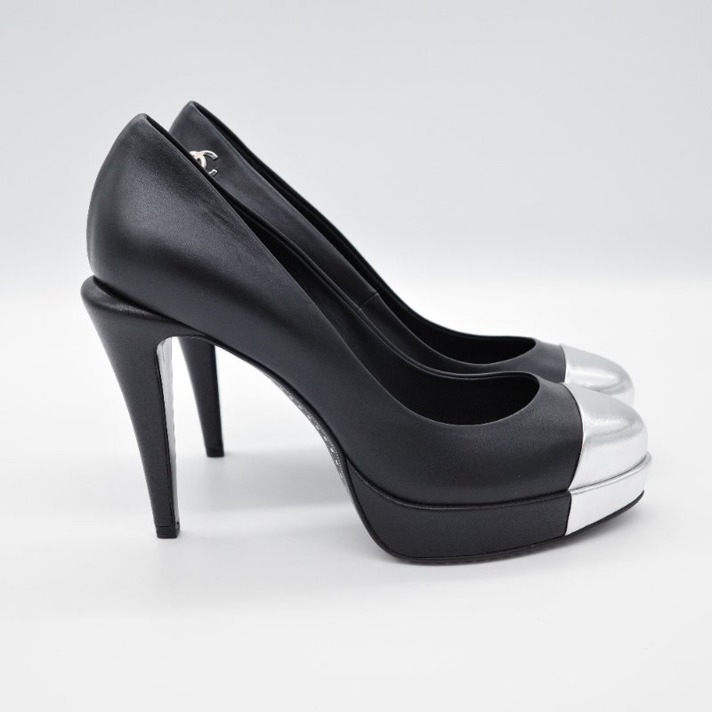 Chanel香奈兒 黑色皮革拼接銀色金屬 鞋頭高跟鞋-2