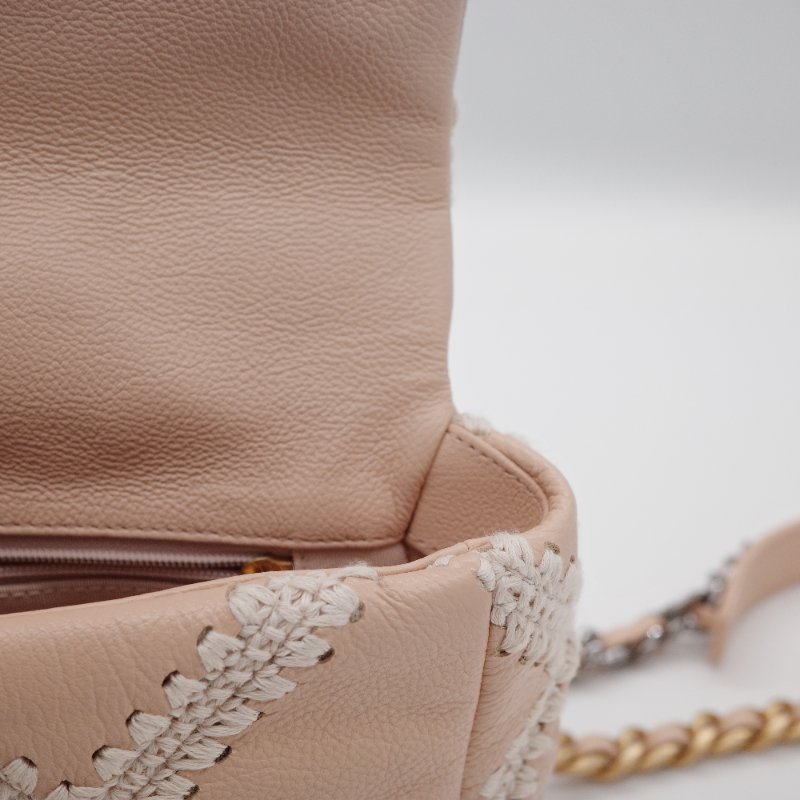 Chanel香奈兒 19 米色 大菱格紋白色鉤針縫線 小牛皮 翻蓋包 肩背包-14