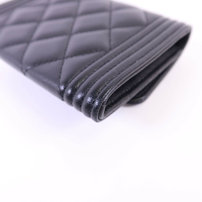 CHANEL 羊皮皮革Boy Card Holder銀扣卡片套-12