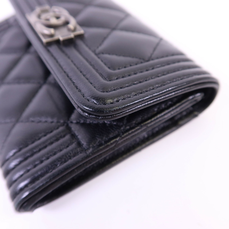 CHANEL 羊皮皮革Boy Card Holder銀扣卡片套-14