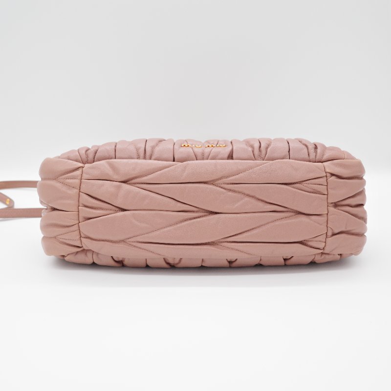 Miu Miu繆繆 Matelassé 經典抓皺 霧粉色 羊皮 肩背包 手提包-3