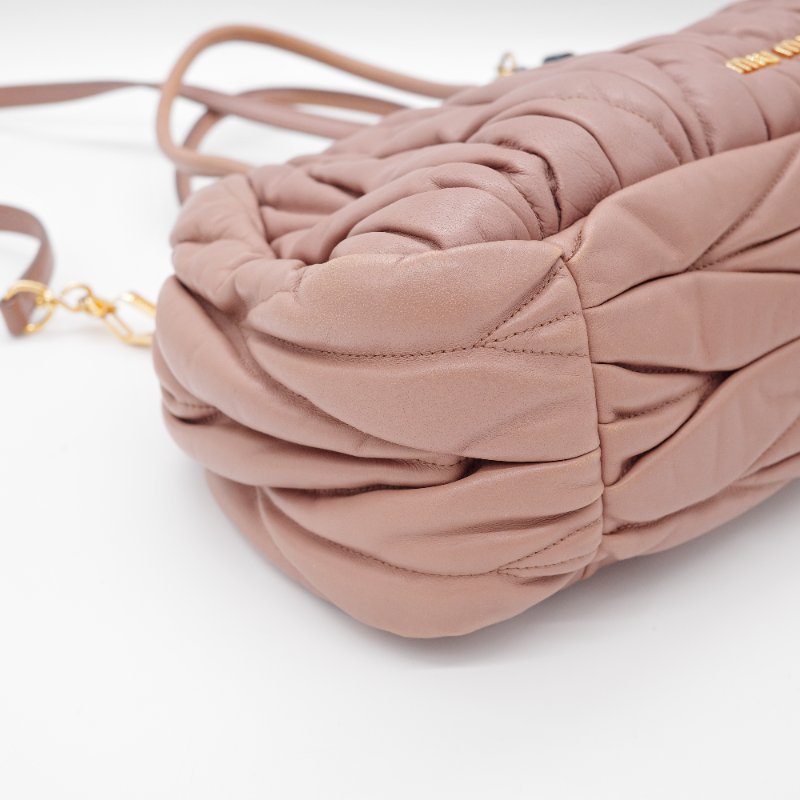 Miu Miu繆繆 Matelassé 經典抓皺 霧粉色 羊皮 肩背包 手提包-8