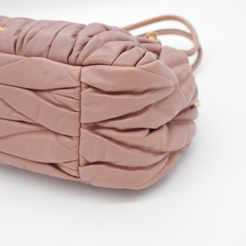 Miu Miu繆繆 Matelassé 經典抓皺 霧粉色 羊皮 肩背包 手提包-9