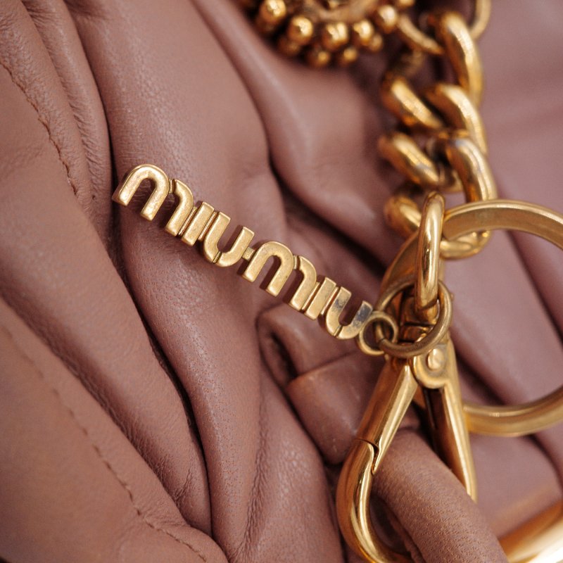 Miu Miu繆繆 Matelassé 經典抓皺 霧粉色 羊皮 肩背包 手提包-10