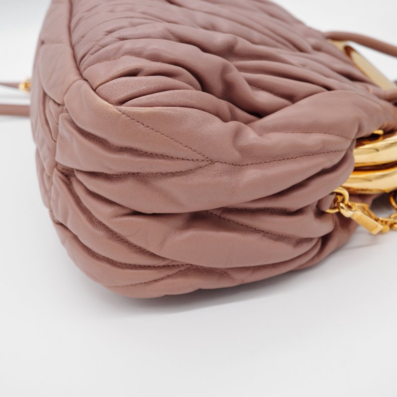 Miu Miu繆繆 Matelassé 經典抓皺 霧粉色 羊皮 肩背包 手提包-12