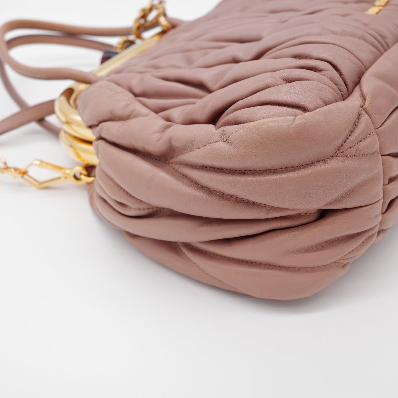 Miu Miu繆繆 Matelassé 經典抓皺 霧粉色 羊皮 肩背包 手提包-13