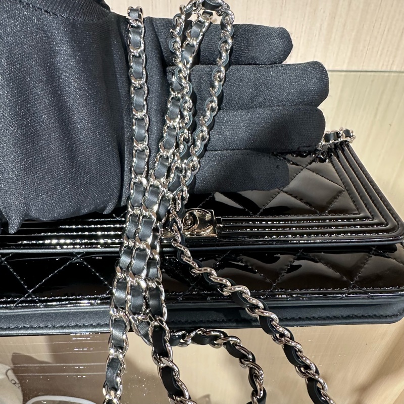 Chanel香奈兒黑色漆皮woc菱格鏈條包-9
