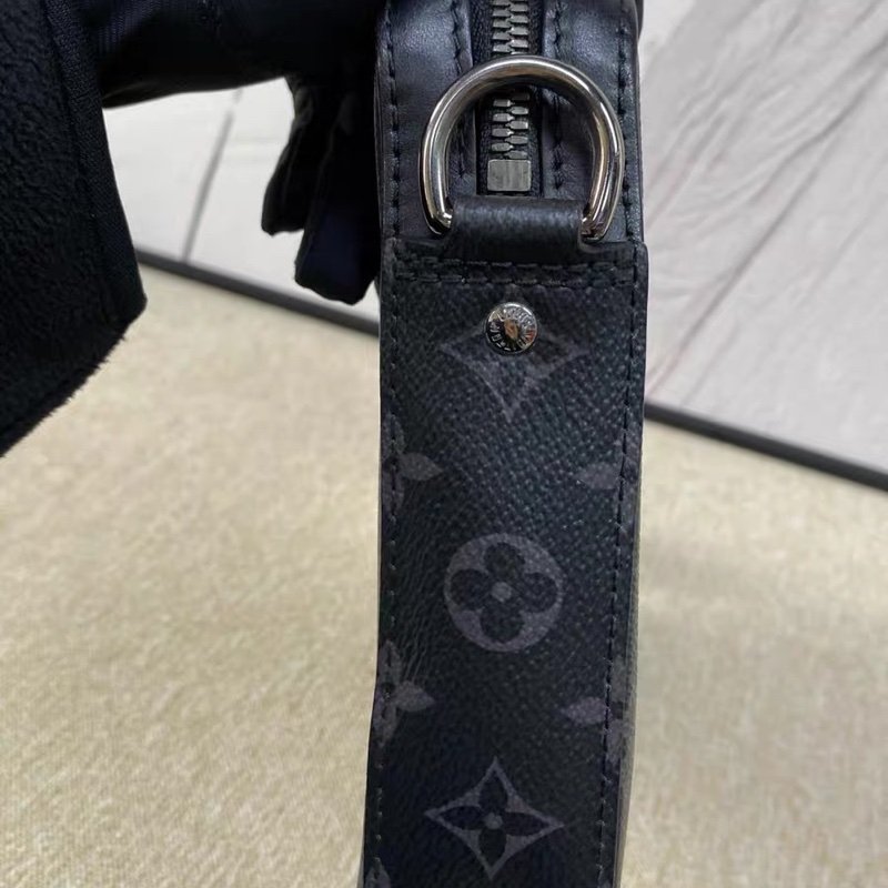 LV路易威登Trio系列男士黑老花郵差包 芯片-9