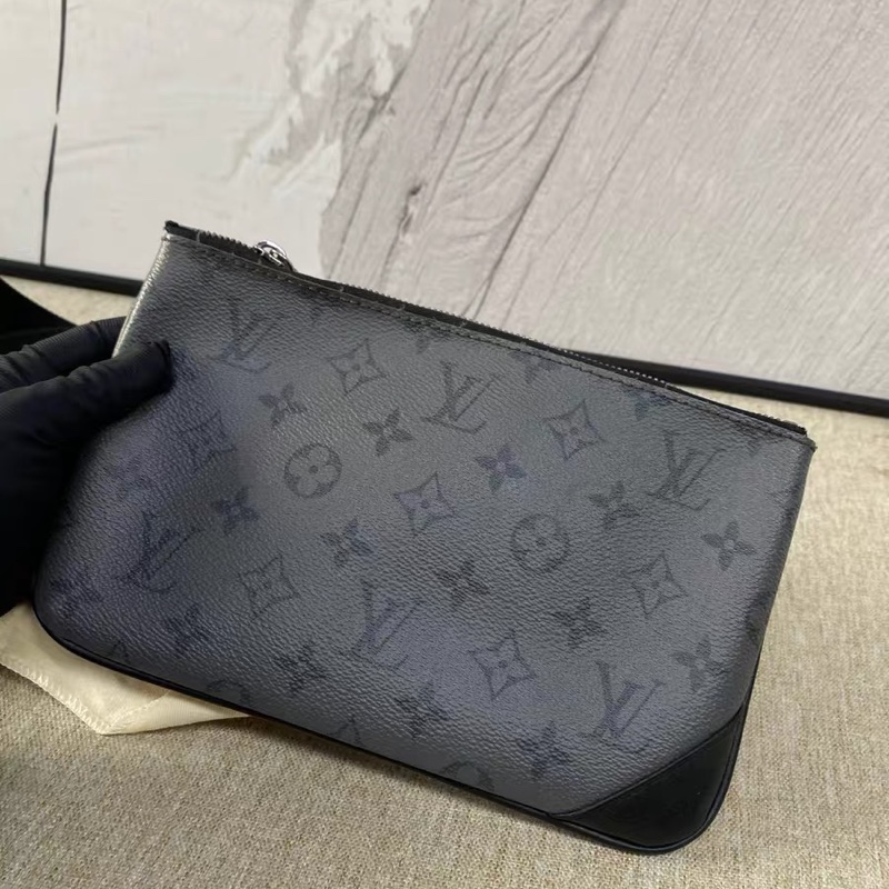 LV路易威登Trio系列男士黑老花郵差包 芯片-17