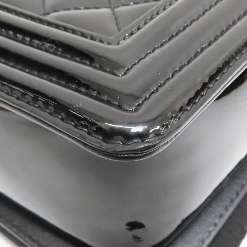 黑色 漆皮皮革 BOY 28 鏈帶肩背包【CHANEL 香奈兒】 A67086-11