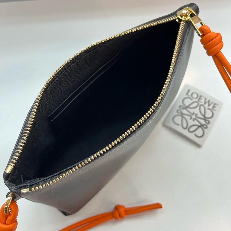 Loewe knot T pouch ( Black )-3