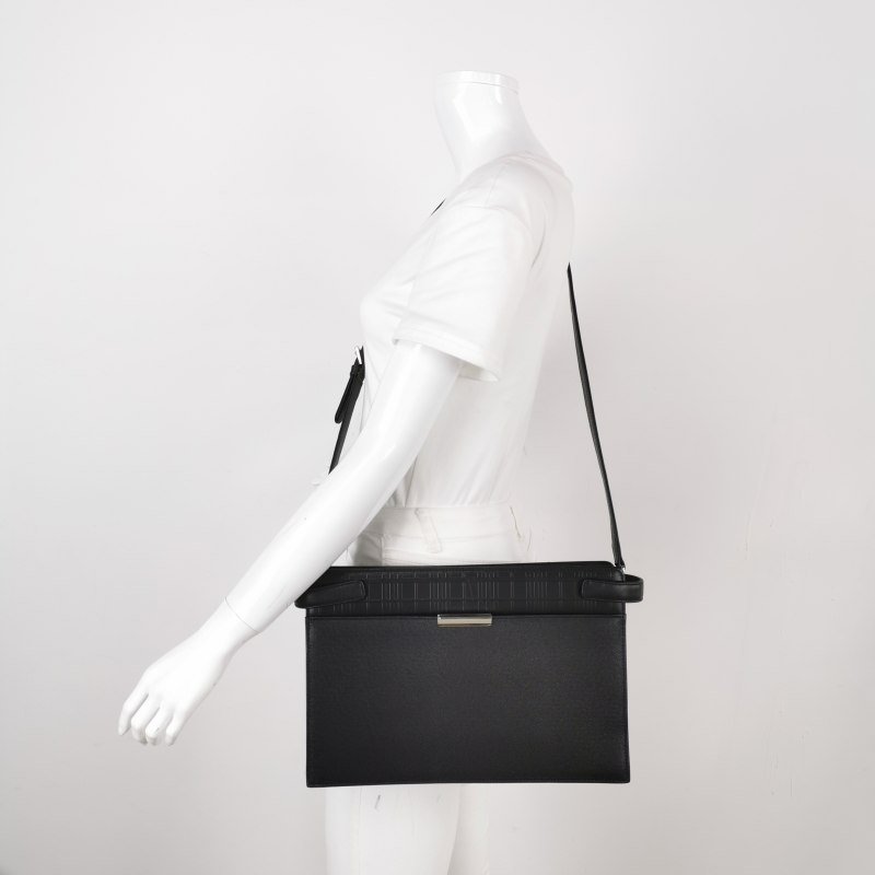 Burberry牛皮純色Logo銘牌斜挎包單肩包-1