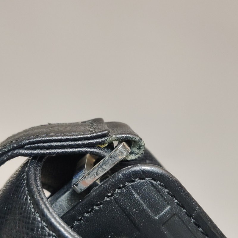 Burberry牛皮純色Logo銘牌斜挎包單肩包-11