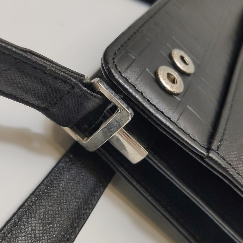 Burberry牛皮純色Logo銘牌斜挎包單肩包-14