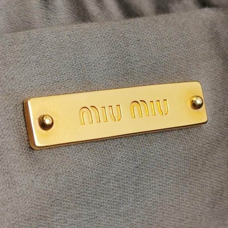 Miu Miu油蠟皮純色褶皺字母logo斜挎包單肩包-7