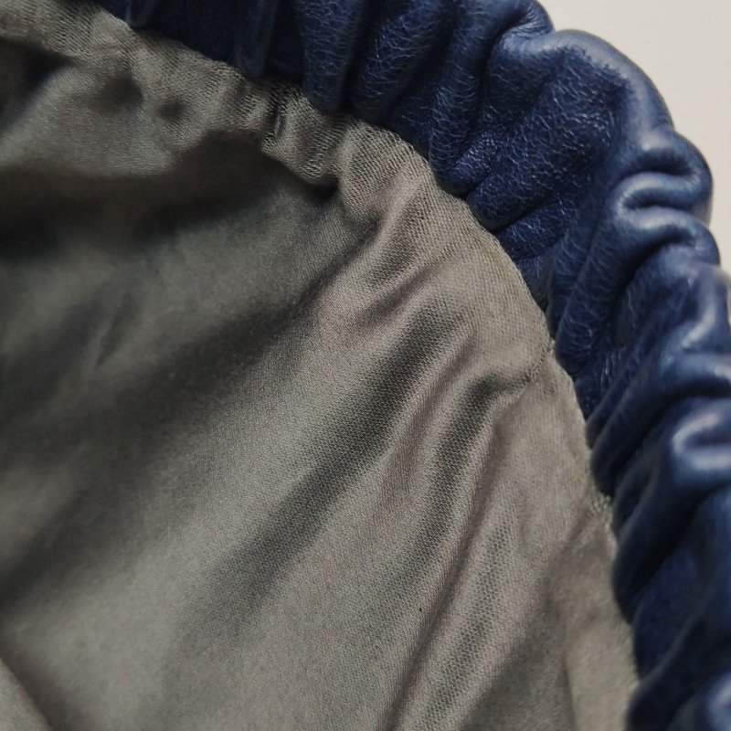 Miu Miu油蠟皮純色褶皺字母logo斜挎包單肩包-9