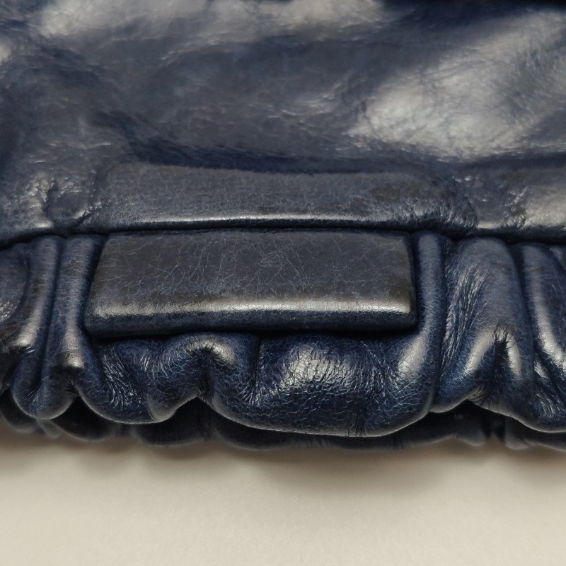 Miu Miu油蠟皮純色褶皺字母logo斜挎包單肩包-15