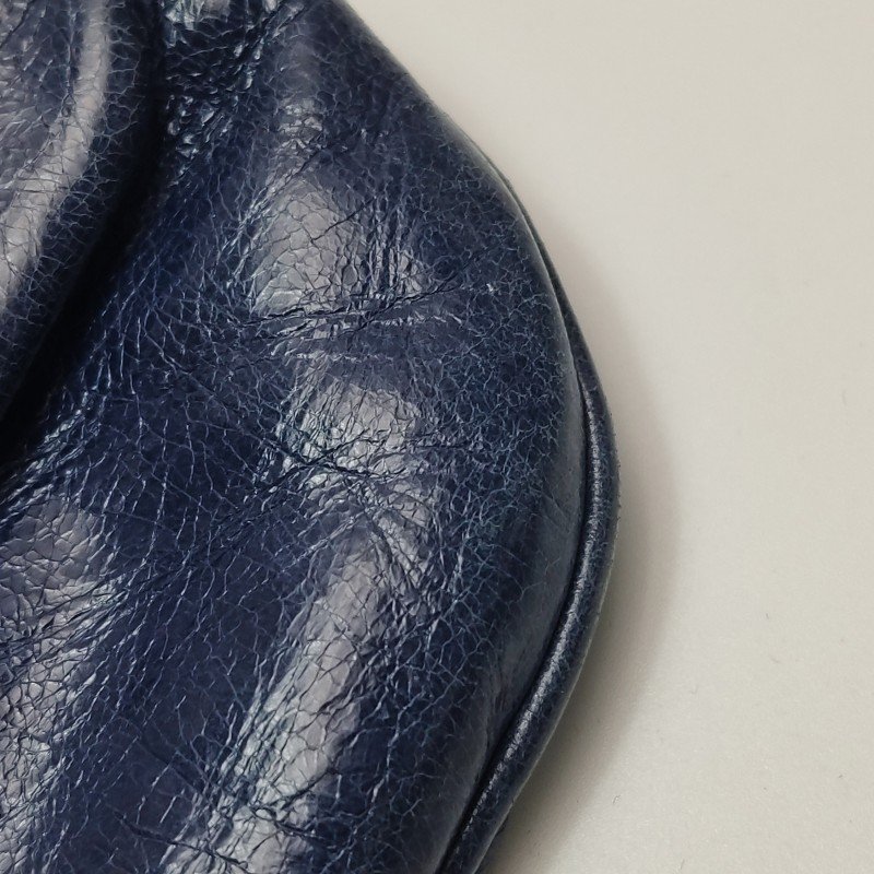 Miu Miu油蠟皮純色褶皺字母logo斜挎包單肩包-16