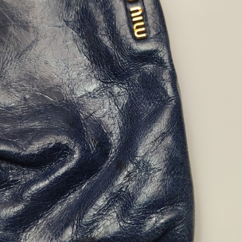 Miu Miu油蠟皮純色褶皺字母logo斜挎包單肩包-18