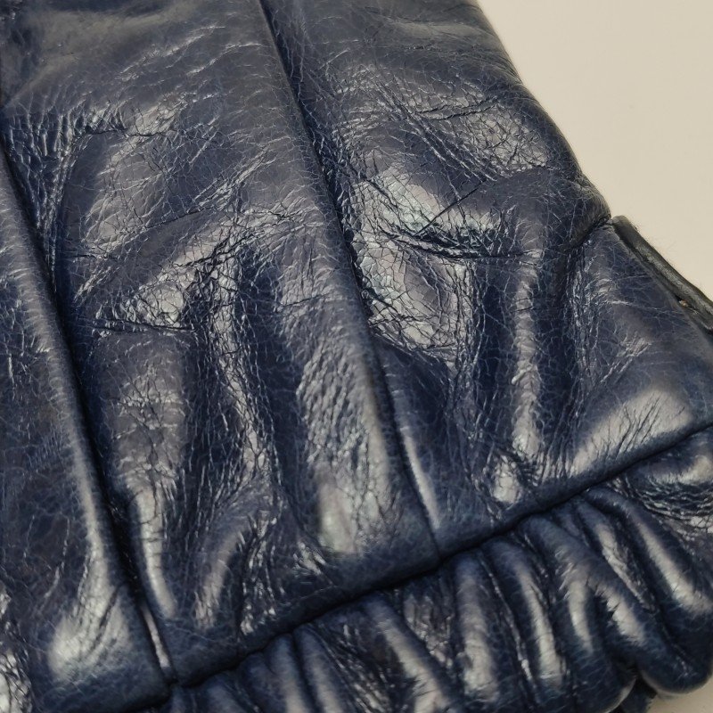 Miu Miu油蠟皮純色褶皺字母logo斜挎包單肩包-20