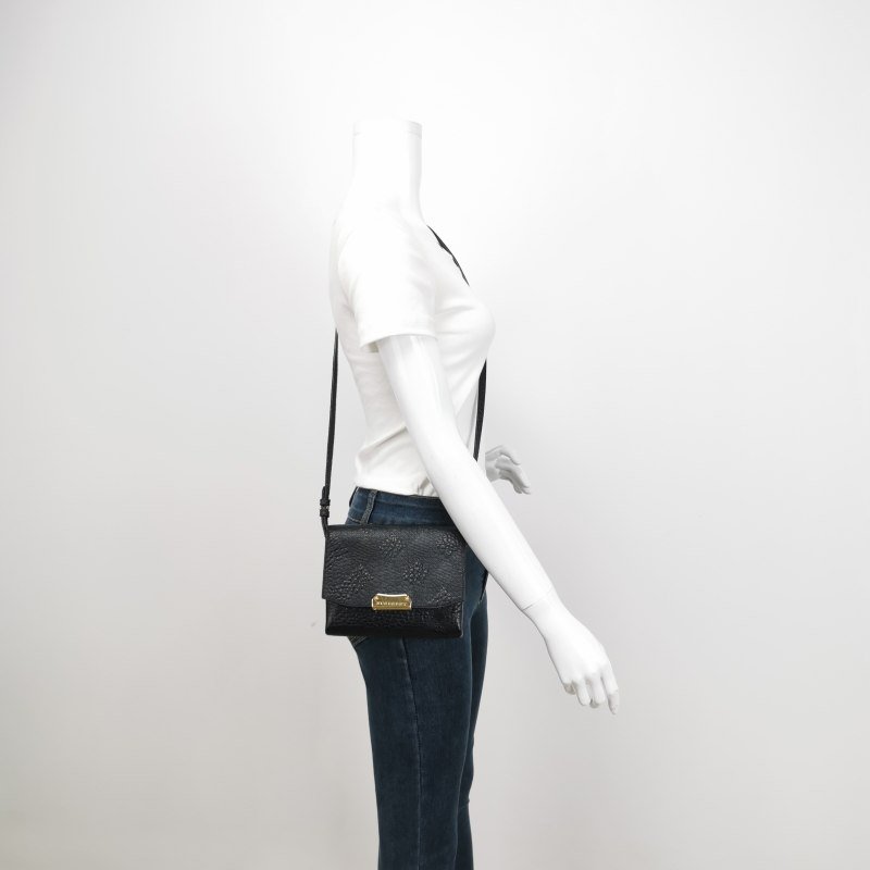 Burberry牛皮純色壓紋字母Logo銘牌斜挎包-1